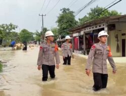 Kesigapan Tim SAR Sat Brimob Polda Jabar, Evakuasi Korban Banjir Ke Tempat Pengungsian