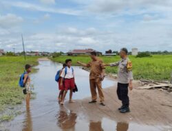 Bhabinkamtibmas Pantau Kondisi Banjir dan Sampaikan Imbauan Kamtibmas di Bereng Bengkel