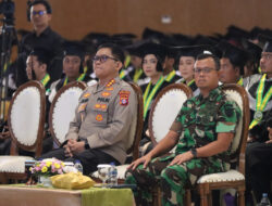 Dukung Dunia Pendidikan, Kabidhumas Polda Kalteng Hadiri Wisuda Mahasiswa UPR