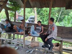 Dekatkan Diri dengan Warga, Bhabinkamtibmas Polsek Bukit Batu Sambang Kamtibmas di Banturung