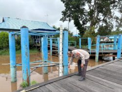 Pantau Debit Sungai Rungan, Polsek Bukit Batu Imbau Warga Tetap Waspada