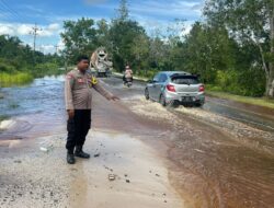 Patroli Humanis, Bhabinkamtibmas Bukit Batu Ingatkan Warga Waspada Genangan Air