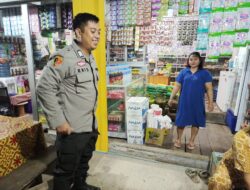 Hampiri Warga Petuk Barunai di Warung, Polsek Rakumpit Sosialisasikan Nomor Aduan 110