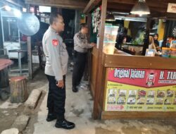 Patroli Dialogis Polsek Bukit Batu Sambangi Kafe Haji Tarang dan Ajak Warga Jaga Kamtibmas