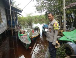 Pantau Dampak Luapan Sungai Rungan, Bhabinkamtibmas Polsek Bukit Batu Lakukan Patroli di Kelurahan Marang