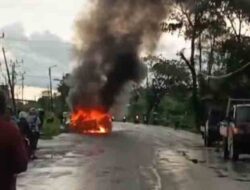Diduga Usai Kecelakaan, Mobil Terbakar di Jalan Meranti Kuala Kapuas