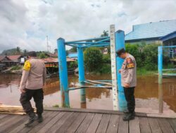 Antisipasi Banjir, Polsek Bukit Batu Pantau Debit Air Sungai Rungan di Tangkiling