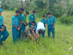 Babinsa Ngeni Bersama Siswa SMPN 2 Wonotirto Tanam Bibit Trembesi Mendukung Program Bersatu Dengan Alam