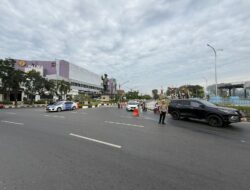 Tumpahan Oli di Jalan Bundaran Besar, Kanit Turjawali Satlantas Polresta Palangka Raya Pimpin Langsung Pengaturan Lalu Lintas