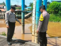Pantau Debit Sungai Rungan, Polsek Bukit Batu Lakukan Monitoring di Tangkiling