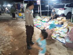 Jaga Kamtibmas Wilkum, Polsek Sabangau Lakukan Patroli di Pasar Malam Kalampangan