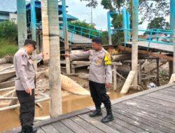 Pantau Potensi Banjir, Polsek Bukit Batu Cek Debit Air DAS Rungan di Dermaga Pangkalima Jaya