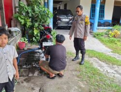 Dukung Usaha Cuci Motor, Bhabinkamtibmas Polsek Bukit Batu Hampiri Warga di Banturung