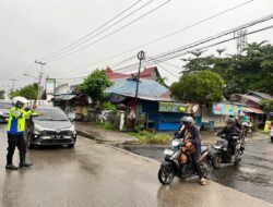 Gatur Pagi di Tengah Guyuran Hujan, Satlantas Polresta Palangka Raya Tetap Layani Pengguna Jalan