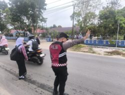 Tadi, Satsamapta Polresta dengan Sigap Jaga Kamseltibcarlantas di SMAN 5 Palangka Raya