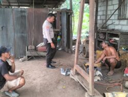 Di Bengkel Las, Bhabinkamtibmas Polsek Bukit Batu Sampaikan Pesan Kamtibmas ke Warga Sei Gohong