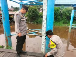 Monitoring Debit Air Sungai Rungan, Polsek Bukit Batu Pantau Potensi Banjir di Tangkiling