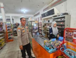 Polsek Bukit Batu Laksanakan Patroli Sambang Toko dan Pastikan Keamanan Warga