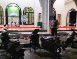 Jamin Khusyuknya Ibadah Tarawih, Personel Polsek Bukit Batu Hadir Amankan di Masjid Al-Amin
