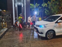 Amankan Tarawih, Personel Polresta Palangka Raya Jaga Masjid Raya Darussalam