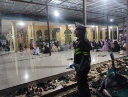 Jamin Kondusivitas Tarawih, Personel Polresta Palangka Raya Amankan Masjid Salahuddin