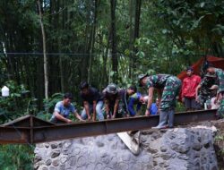 Pengelasan Besi WF Jadi Tahap Krusial Pembangunan Jembatan TMMD Ke-127 Di Desa Krisik