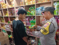 Cegah Peredaran Barang Kedaluwarsa, Bhabinkamtibmas Polsek Rakumpit Sambangi Warung di Petuk Barunai