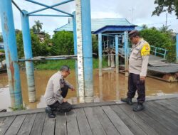 Pantau Debit Sungai Rungan, Anggta Polsek Bukit Batu Lakukan Monitoring di Tangkiling