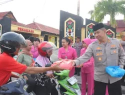 Perkuat Silaturahmi, Polres Kobar Bagikan Takjil Kepada Masyarakat