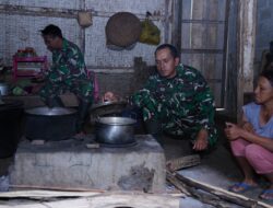Kebersamaan TMMD Ke 127 Kodim 0808/Blitar, “Anggota Satgas Bantu Warga Memasak Di Dapur”