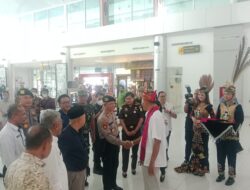 Kasat Pamobvit Polresta Palangka Raya Pimpin Pengamanan Kedatangan Wamendikti Saintek di Bandara Tjilik Riwut