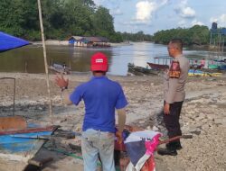 Pantau Potensi Banjir, Polsek Bukit Batu Cek Ketinggian Debit Air DAS Rungan di Sei Gohong