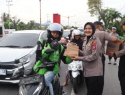 Berbagi Berkah Ramadhan, Polresta Palangka Raya bersama Bhayangkari Turun ke Jalan Bagikan Takjil 