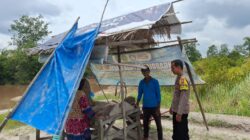 Sambangi Tempat Pembuatan Bata, Bhabinkamtibmas Tumbang Tahai Jalin Silaturahmi dengan Warga