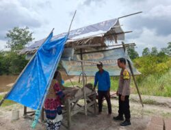 Sambangi Tempat Pembuatan Bata, Bhabinkamtibmas Tumbang Tahai Jalin Silaturahmi dengan Warga