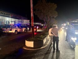 Sigap di TKP Kebakaran Jalan Murjani, Satlantas Polresta Palangka Raya Amankan Arus Lalu Lintas