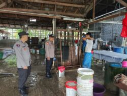 Hampiri Pabrik Tahu, Polsek Bukit Batu Sosialisasikan Layanan Polri 110