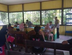 Dukung Program Pemerintah, Polsek Bukit Batu Dampingi Penyerahan Kartu Huma Betang bagi Warga Marang