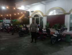 Ketika Ibadah Tarawih Berjalan, Personel Polresta Palangka Raya Jaga Masjid Nurul Iman