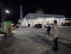 Jaga Kekhusyukan Ramadan, Polsek Bukit Batu Laksanakan Pengamanan Tarawih di Masjid Al-Amin