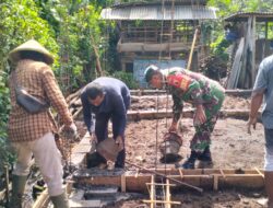 Wujud Kemanunggalan TNI-Rakyat, Babinsa Bakung Turun Langsung Bantu Warga