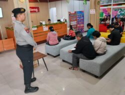 Wujudkan Pelayanan Nyaman dan Aman, Personel Satpamobvit Polresta Palangka Raya Minta Nasabah Bank Tertib Antre
