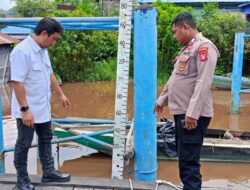 Pantau Potensi Terjadinya Banjir, Polsek Bukit Batu Cek Ketinggian Debit Air DAS Rungan