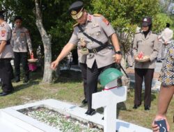 Usai Apel, Wakapolresta Palangka Raya Ikuti Tabur Bunga di TMP Sanaman Lampang