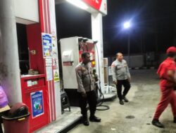 Saling Bercengkrama, Personel Polsek Bukit Batu Hadirkan Rasa Aman Saat di SPBU