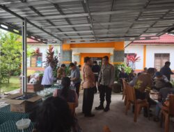 Hadiri Rapat Koperasi dan Halalbihalal, Bhabinkamtibmas Polsek Sabangau Perkuat Silaturahmi Warga