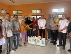 Dukung Kesejahteraan Masyarakat, Polsek Pahandut Dampingi Penyaluran Bantuan Pangan di Kelurahan Langkai