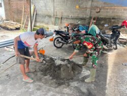 Babinsa Desa Krisik Dampingi Renovasi RTLH Dan MCK, Wujud Nyata Kepedulian TNI Kepada Warga