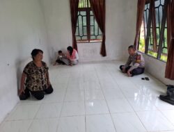 Sambangi Warga di Banturung, Polsek Bukit Batu Sampaikan Pesan Kamtibmas