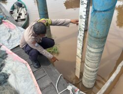 Polsek Bukit Batu Monitoring Debit Air Sungai Rungan, Pastikan Kondisi Tetap Aman